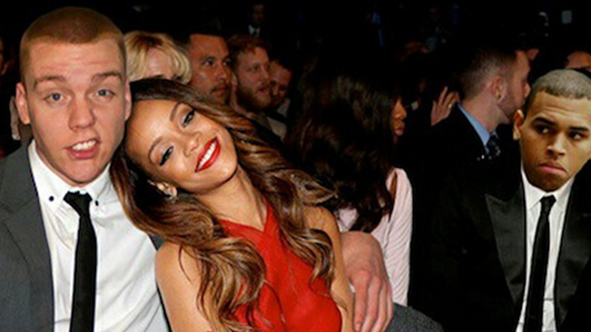 Peeje T och Rihanna är finklädda. Chris Brown ser inte toknöjd ut där till höger. 