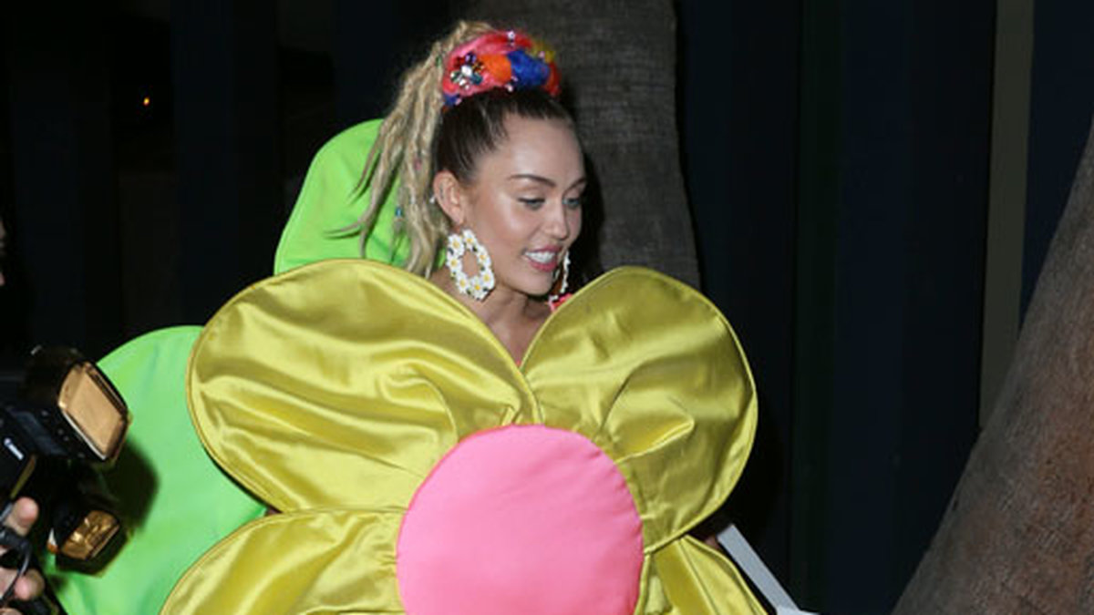 Miley Cyrus i en spännande outfit. 