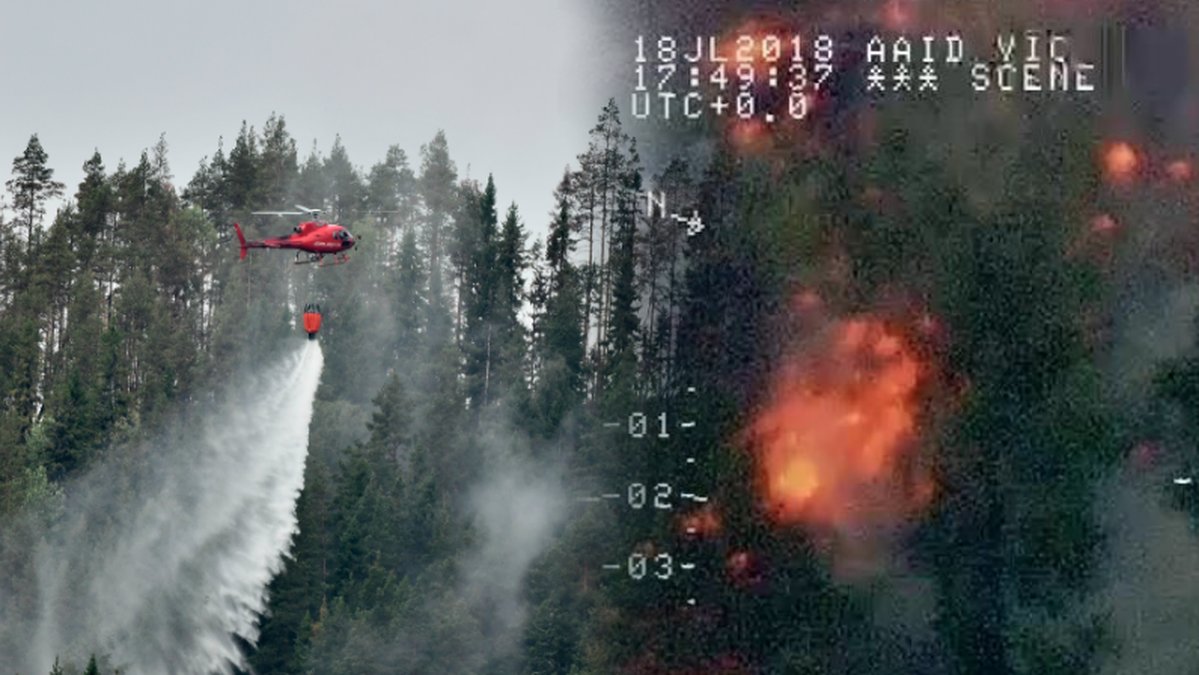 En helikopter vattenbombar skogsbrand i Sverige.