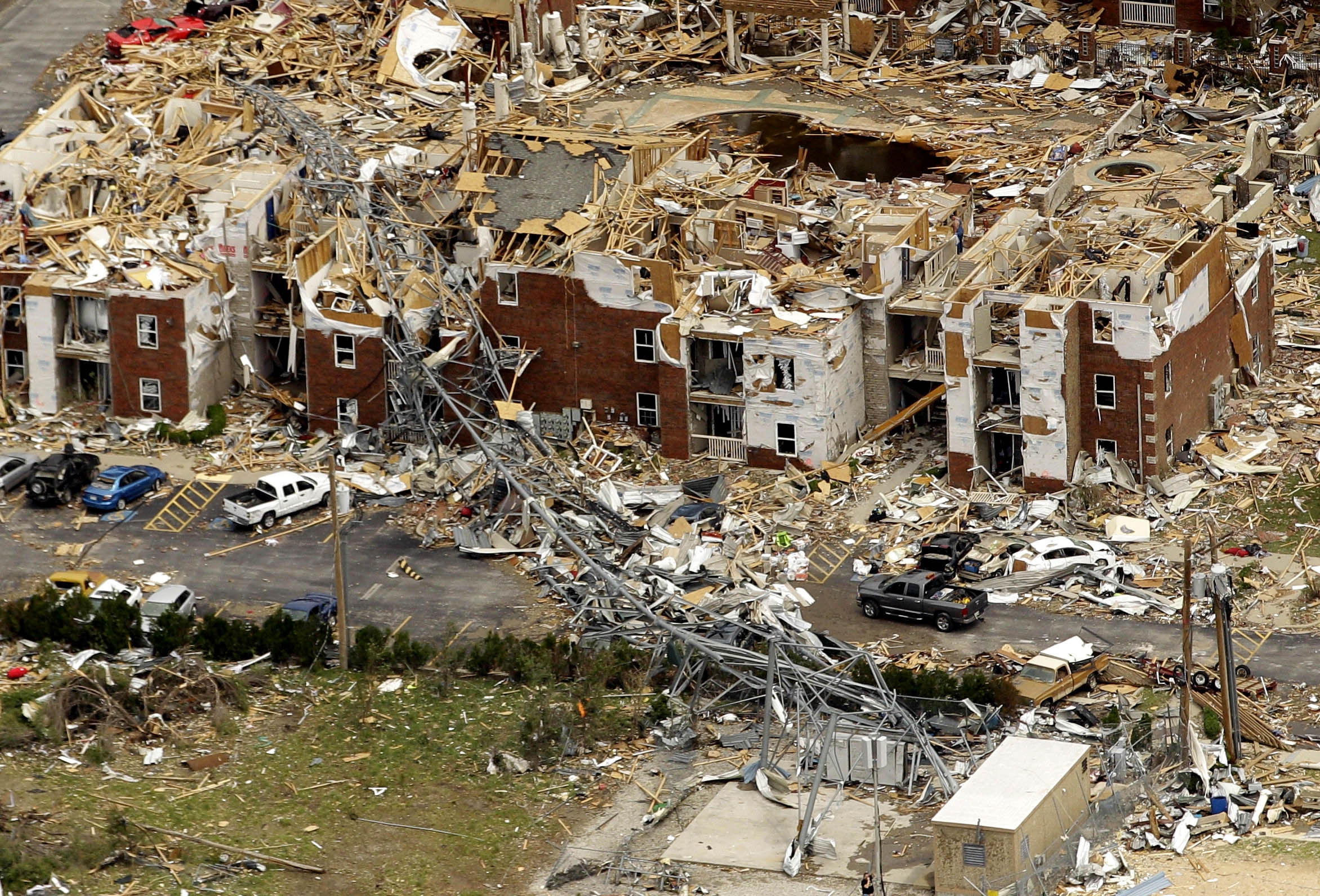 Tornadosäsongen i mellanvästra USA kan bli den värsta någonsin. Över 500 människor har redan dödats och tornadosireneser hörs överallt. Många jämför staden Joplin med en krigszon.