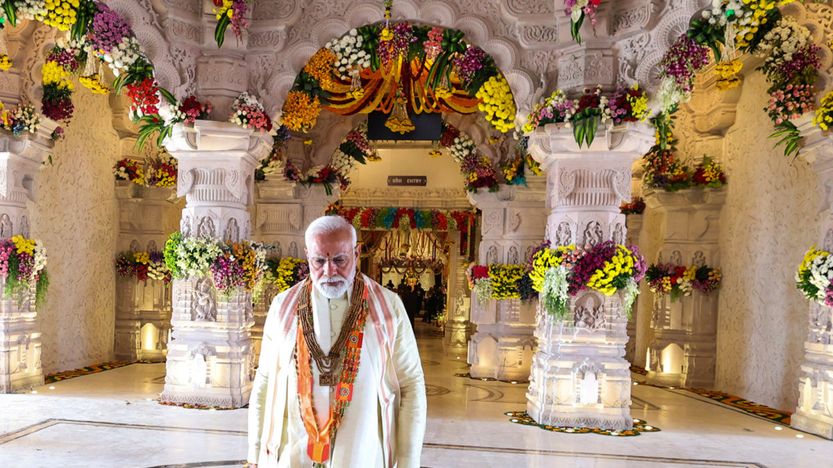 Indiens premiärminister Narendra Modi invigde på måndagen ett hinduistiskt tempel i staden Ayodhya.