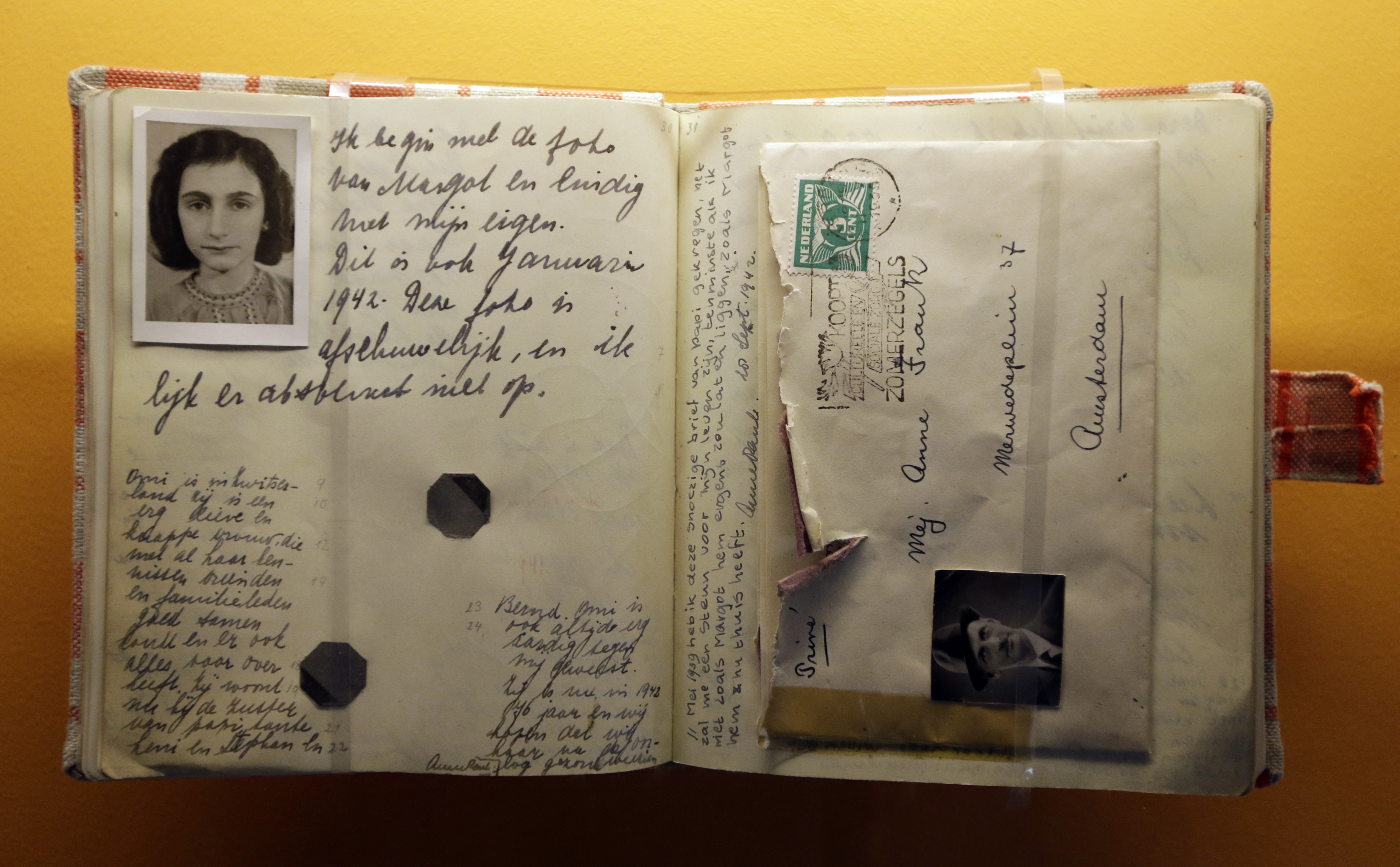 Anne Franks dagbok, där hon beskriver livet under kriget, har lästs av många. Anne Franks dagbok, där hon beskriver livet under kriget, har lästs av många.