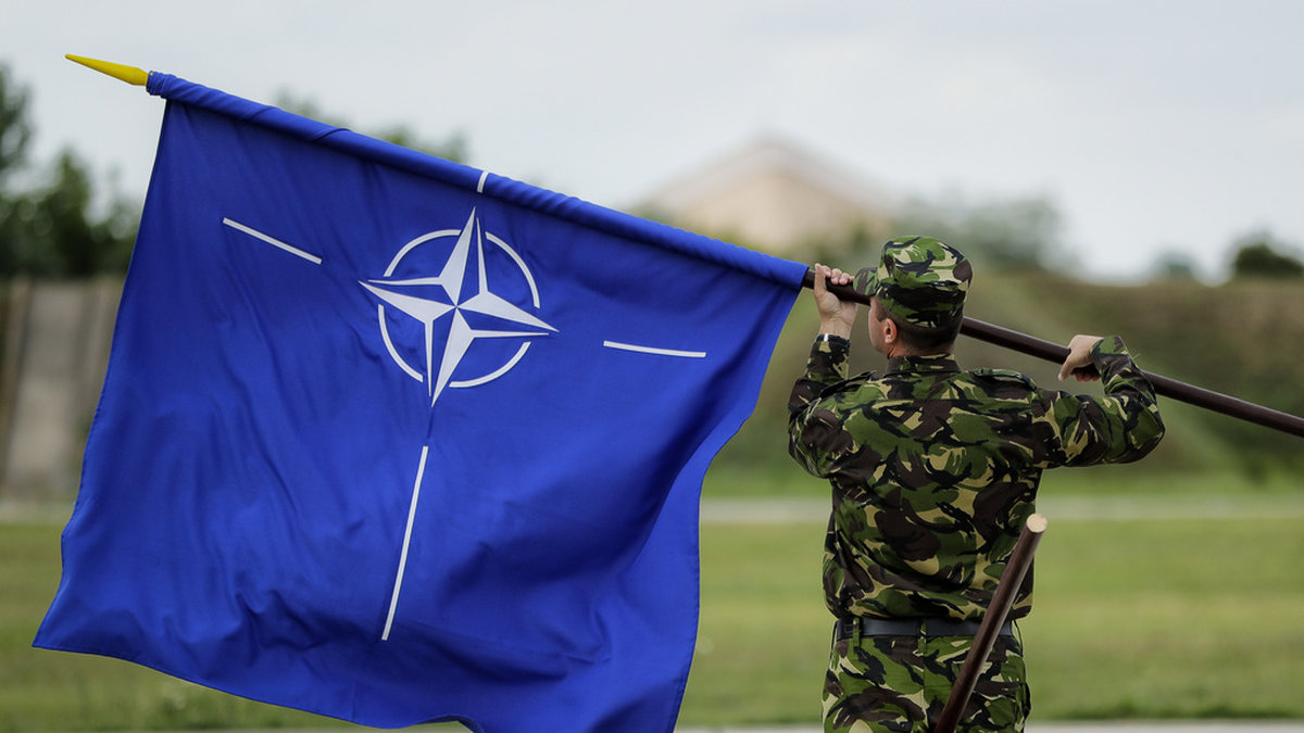 Natos flagga består av en vit kompass mot en blå bakgrund. Det blå symboliserar Atlanten. Arkivbild.