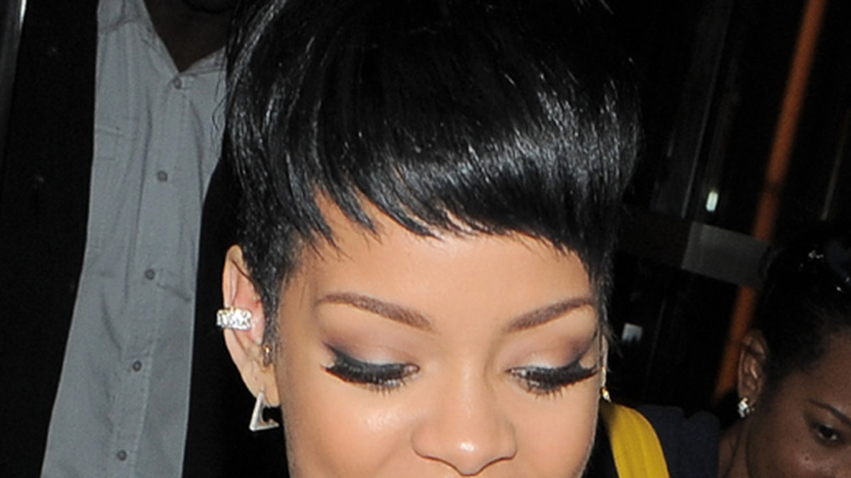 Rihanna lipar med tungan. 