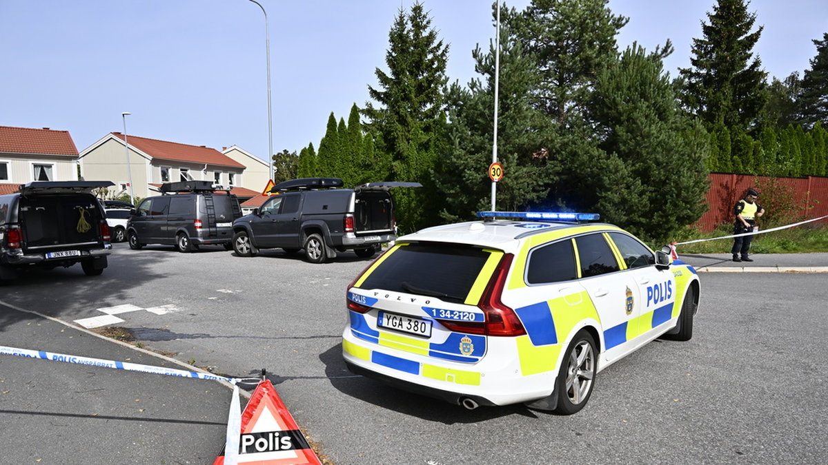 Polis på plats efter våldsdådet i Vallentuna norr om Stockholm i september.