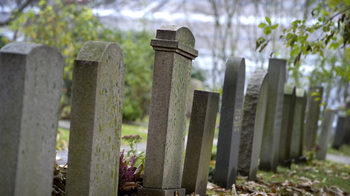 Det är olagligt att jaga på kyrkogårdar i Enflied, New Hampshire. 