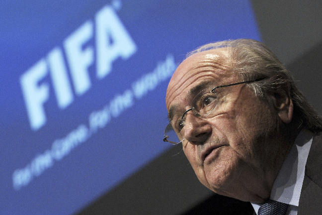 Sepp Blatter under hård press väljer att slå tillbaka.