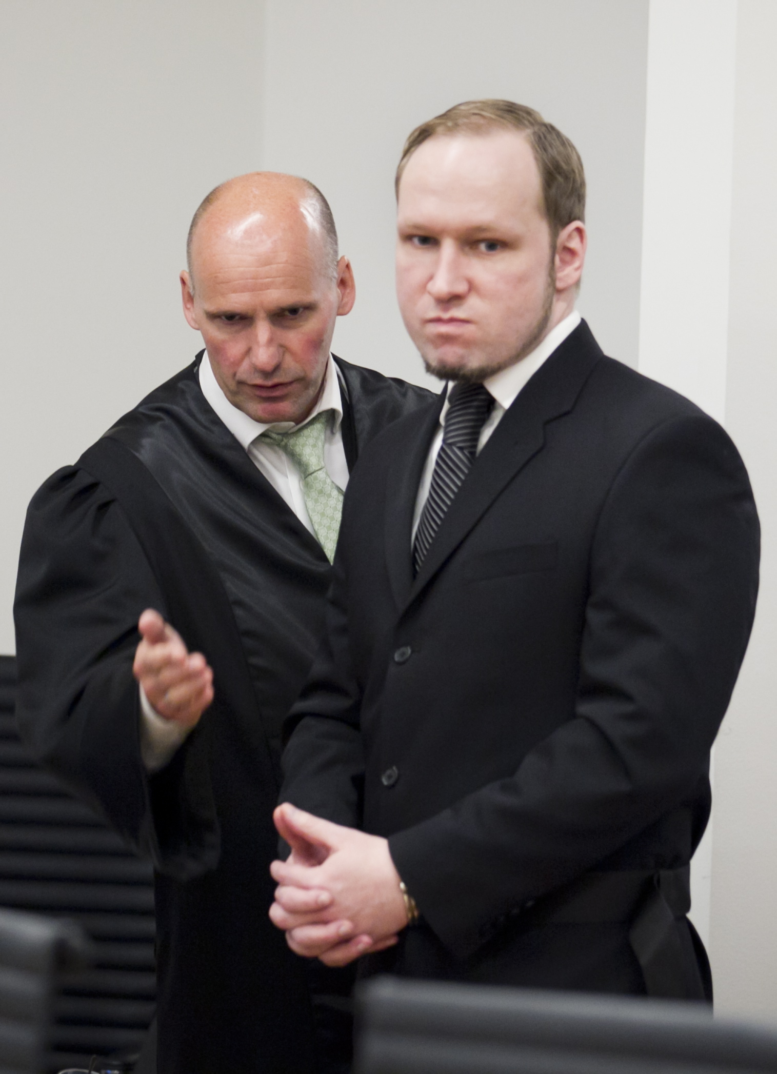 Sedan övergår rätten till att behandla polisens arbete och vilka preparat Breivik tagit inför sina dåd.