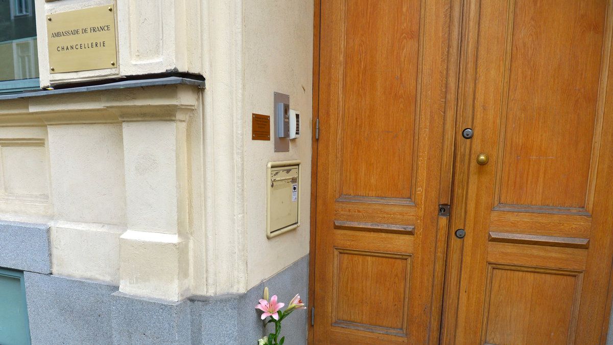 Redan morgonen efter attackerna samlades blommor utanför Franska ambassaden i Stockholm. 