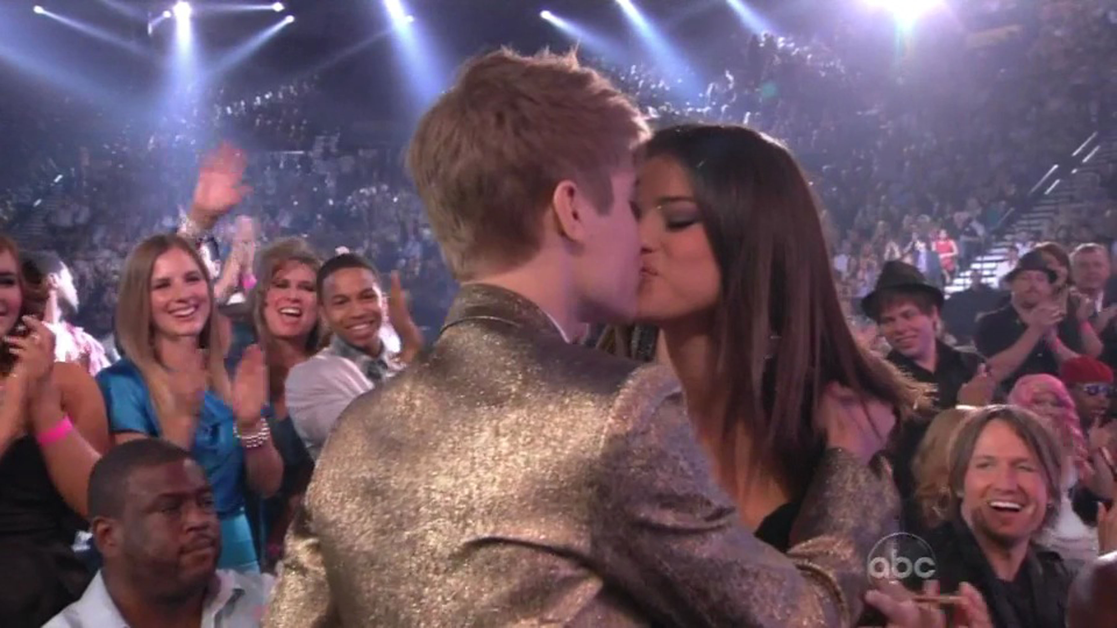 Justin Bieber och flickvännen Selena Gomez har pusskalas.