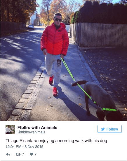 Thiago är ute och går med sin hund.