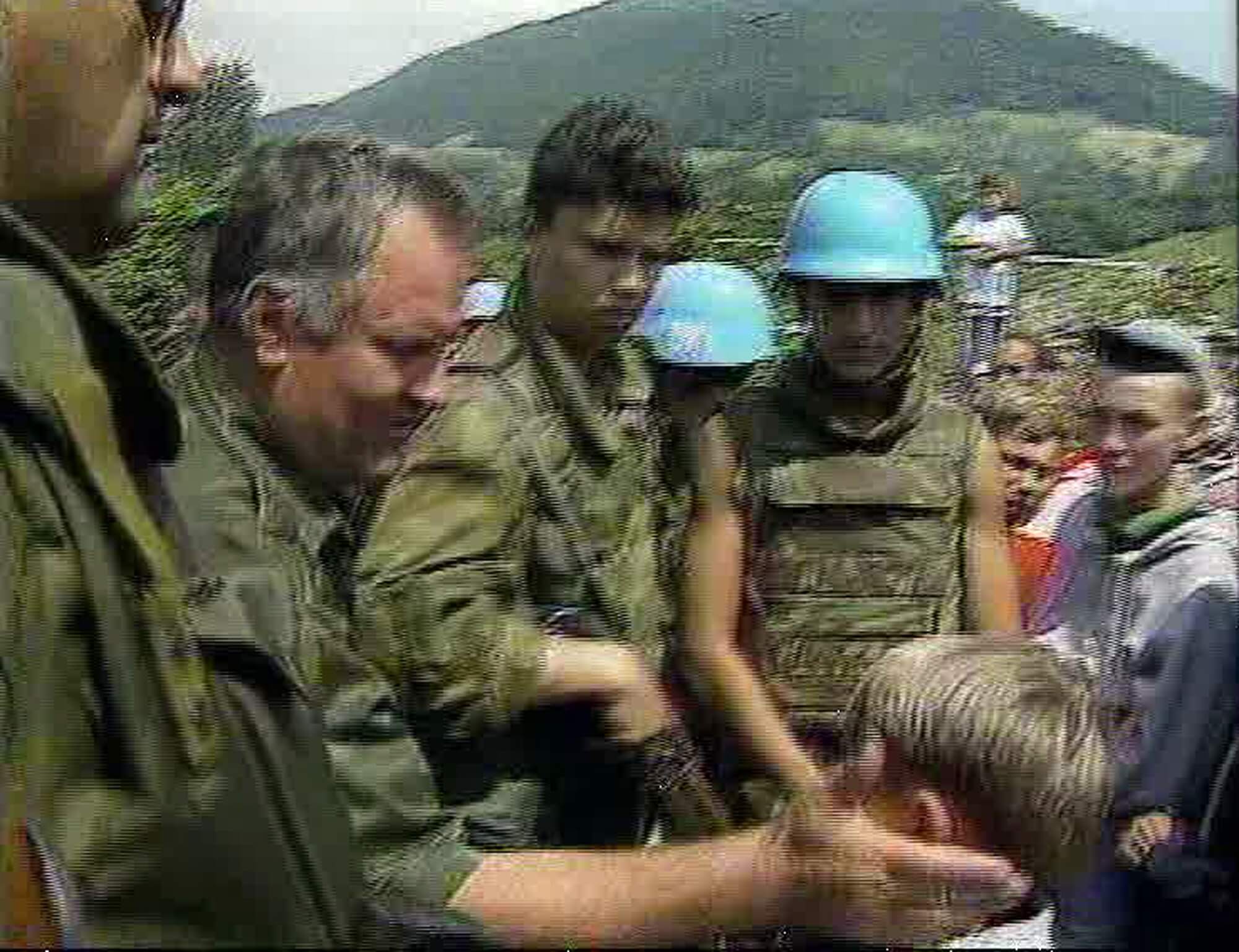 Ratko Mladic tillsammans med andra militärer och lokalbefolkning 1995. Ratko Mladic tillsammans med andra militärer och lokalbefolkning 1995.