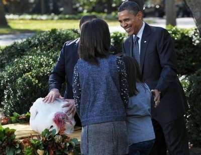 Obama benådar - i god presidenttradition - två kalkoner. Här med sina två döttrar.