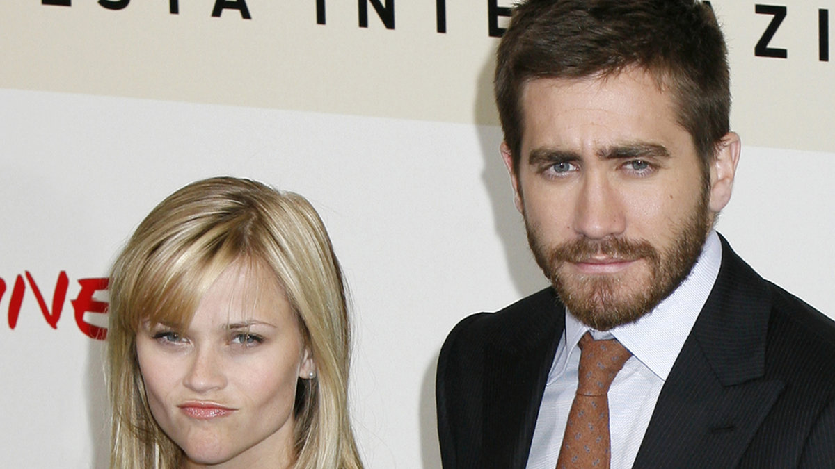 Reese Witherspoon och hennes dåvarande pojkvän Jake Gyllenhaal hade lite kvalitetstid med varandra på en flygning från Frankfurt till Los Angeles. Paret ska ha hånglat lite i sina säten i första klass på Lufthansa-planet. Därefter smet Jake iväg till toaletten, och kort därefter anslöt Reese. Efter 11 minuter var paret färdiga...