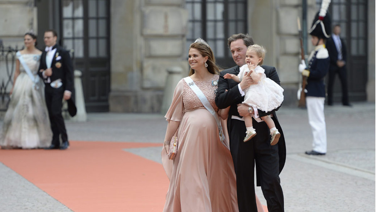 Prinsessan Madeleine är höggravid och bar upp en fantastisk crémefärgad klänning. 