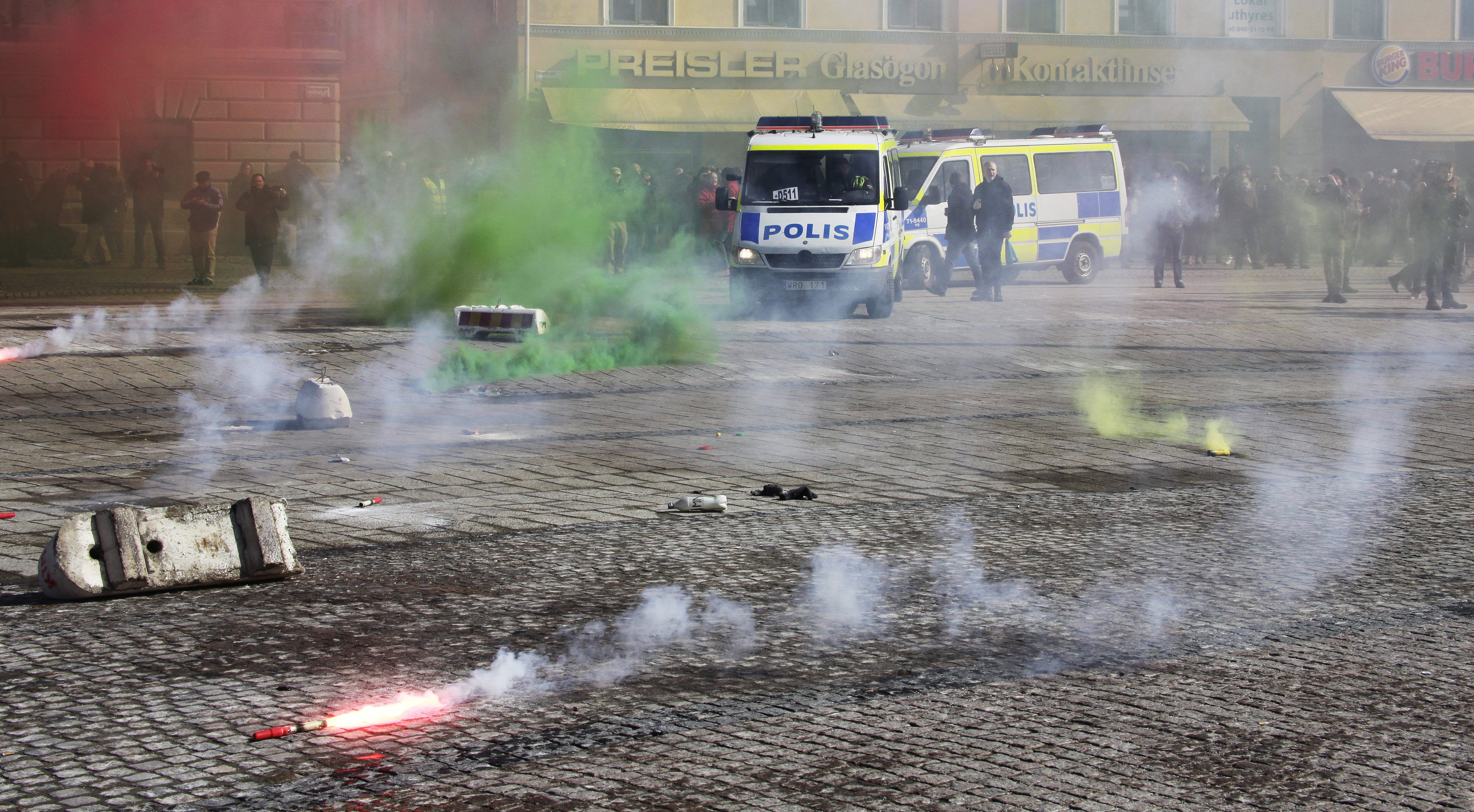Swedish Defense League-anhängarna uppges ha varit cirka 20 stycken. Swedish Defense League-anhängarna uppges ha varit cirka 20 stycken.