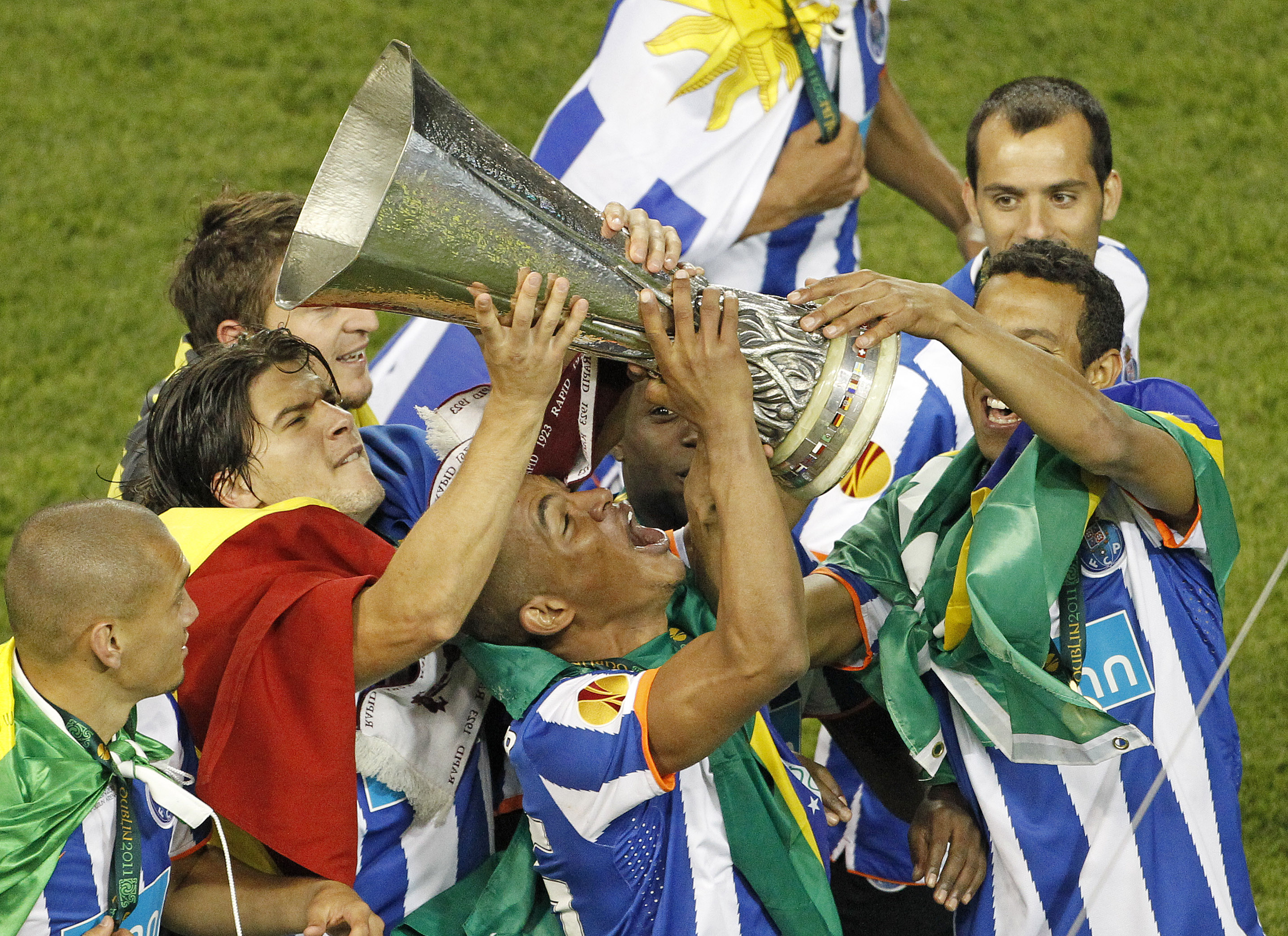 Festen lät inte vänta på sig när Porto tog sin första stora europeiska titel på sju år efter att ha besegrat Braga i en helportugisisk final i Europa League. Festen lät inte vänta på sig när Porto tog sin första stora europeiska titel på sju år efter att ha besegrat Braga i en helportugisisk final i Europa League.