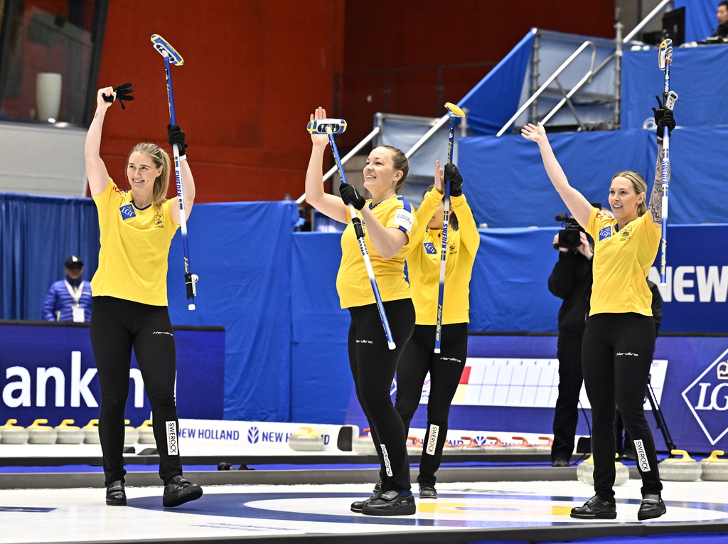 Lag Hasselborg jublar efter seger med 4–3 i lördagens kvartsfinal mellan Italien och Sverige i curling-VM.