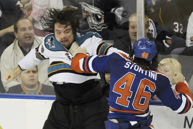 Douglas Murray har flera gånger kastat handskarna i NHL. Nu tillåts det även i KHL.
