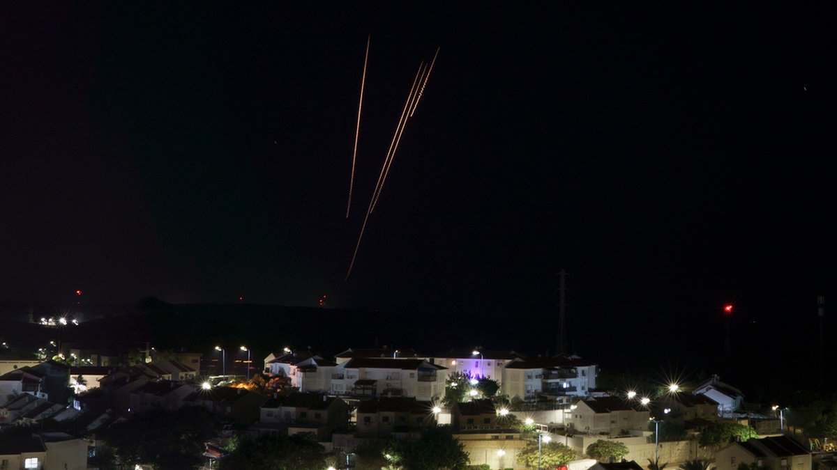 Hamas och Islamiska Jihad har svarat på Israels flygräder i södra Gaza med raketbeskjutning.