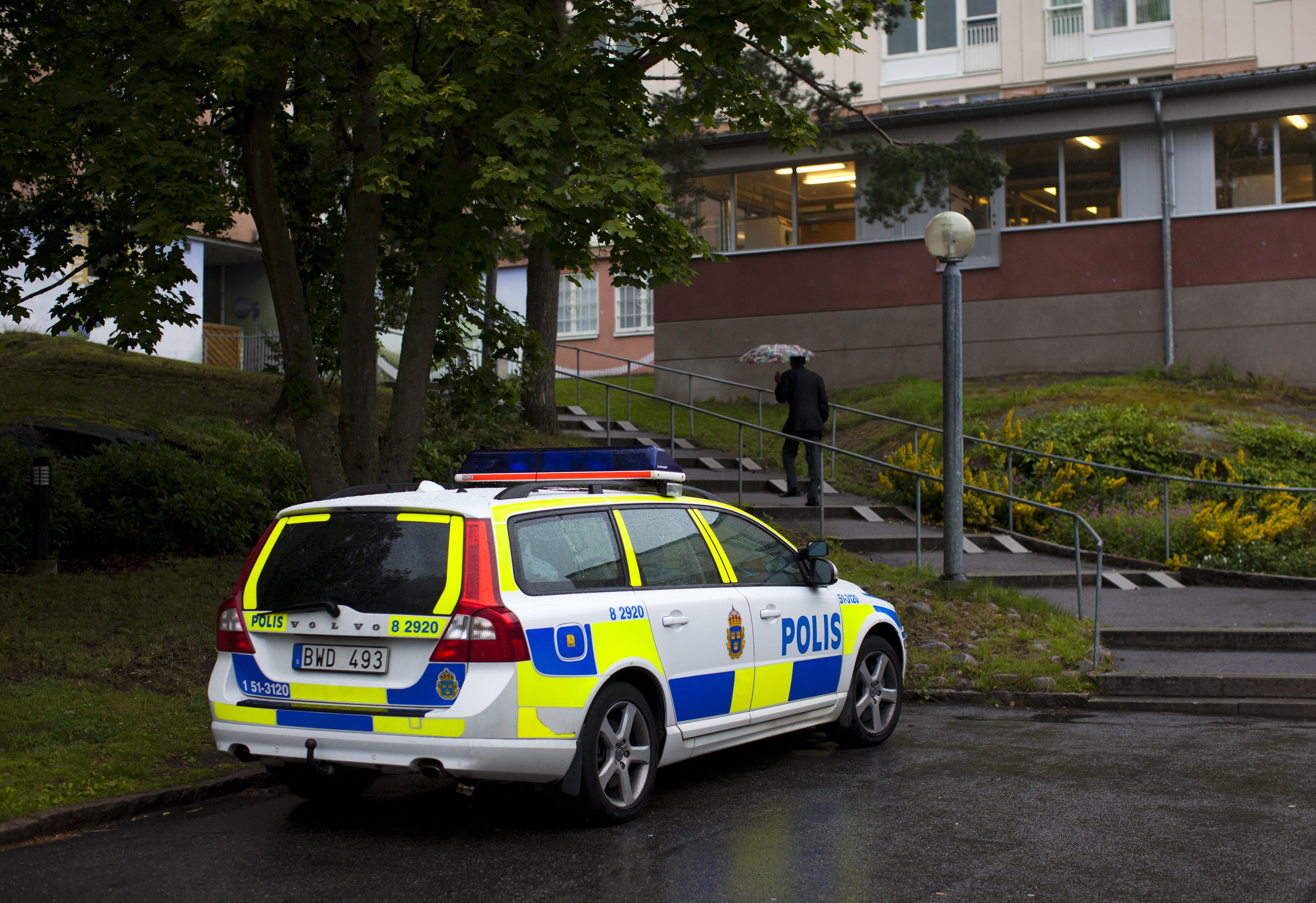 En polisbil utanför den gripne mannens bostad på Klarvädersgatan i Göteborg.