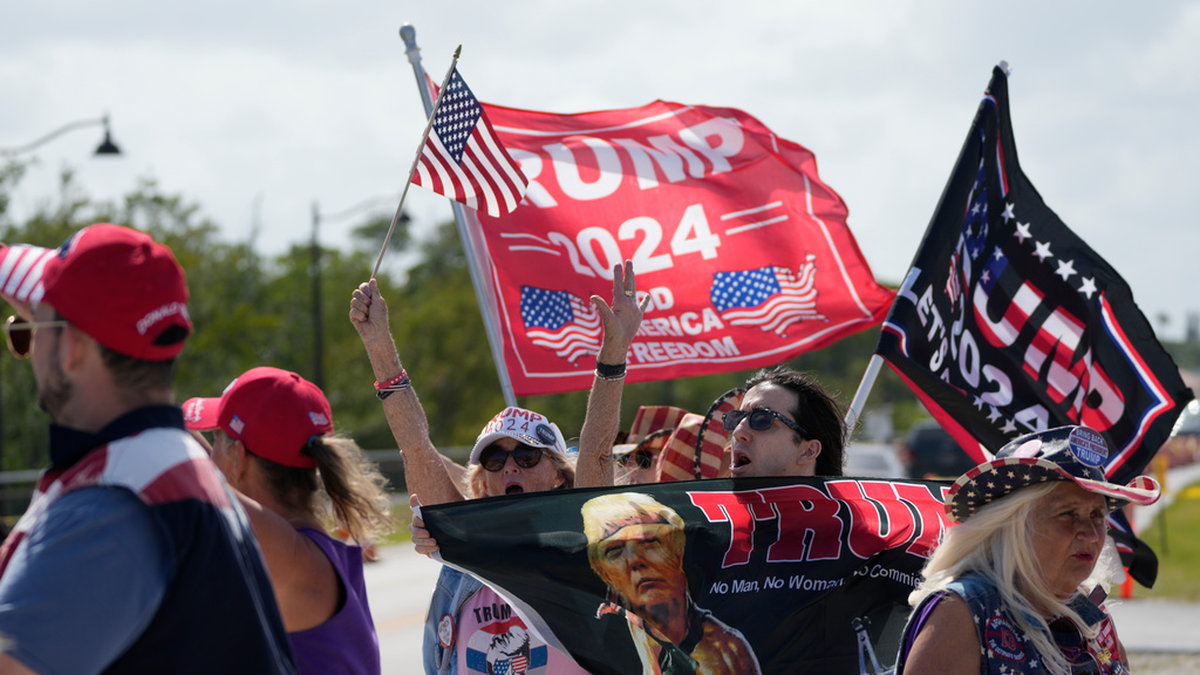Människor visar sitt stöd för Donald Trump utanför hans hem Mar-a-Lago i Florida efter beskedet om att Trump åtalas.
