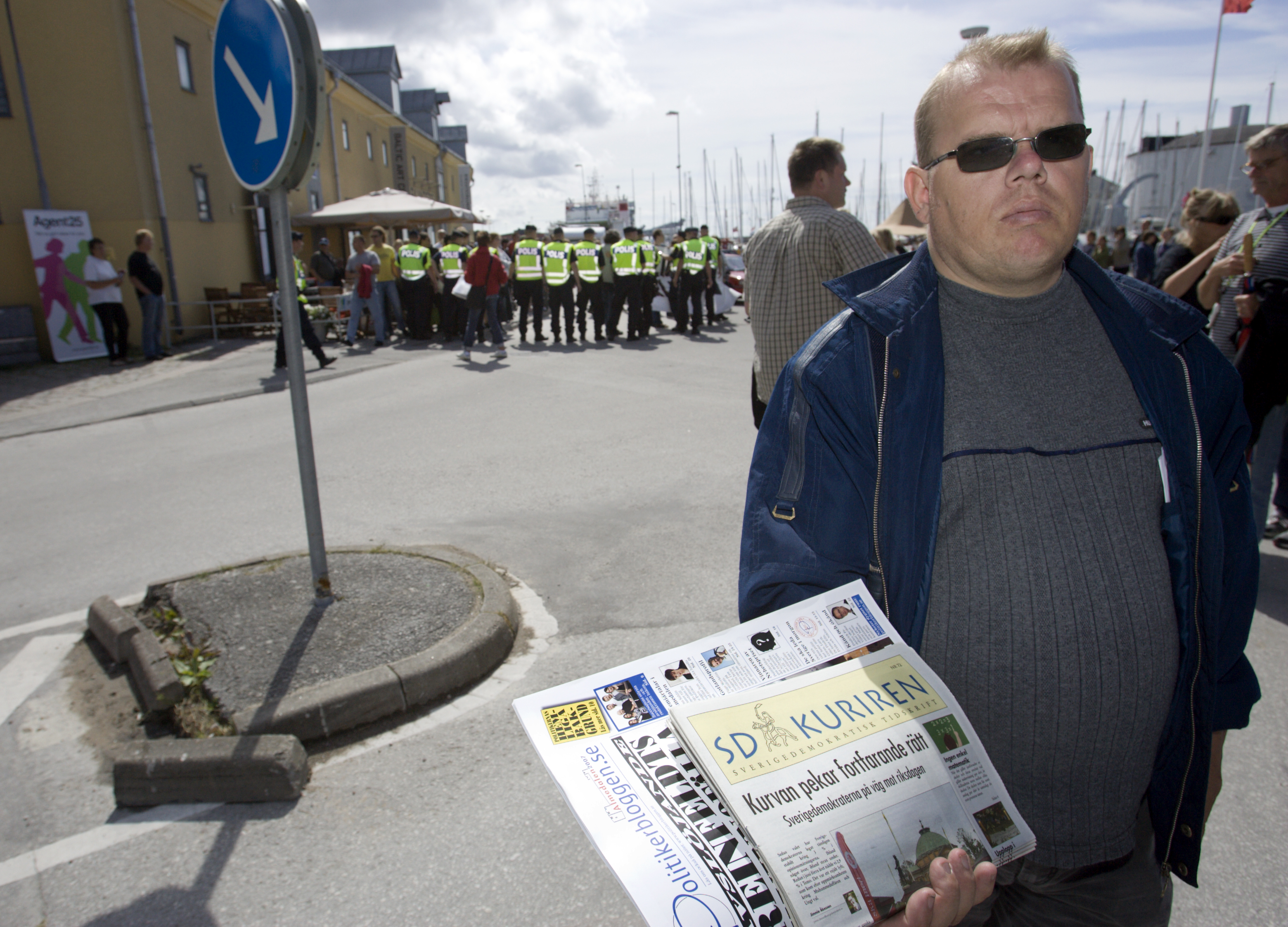 En partimedlem säljer Sd-kuriren under valkampanj i Visby.