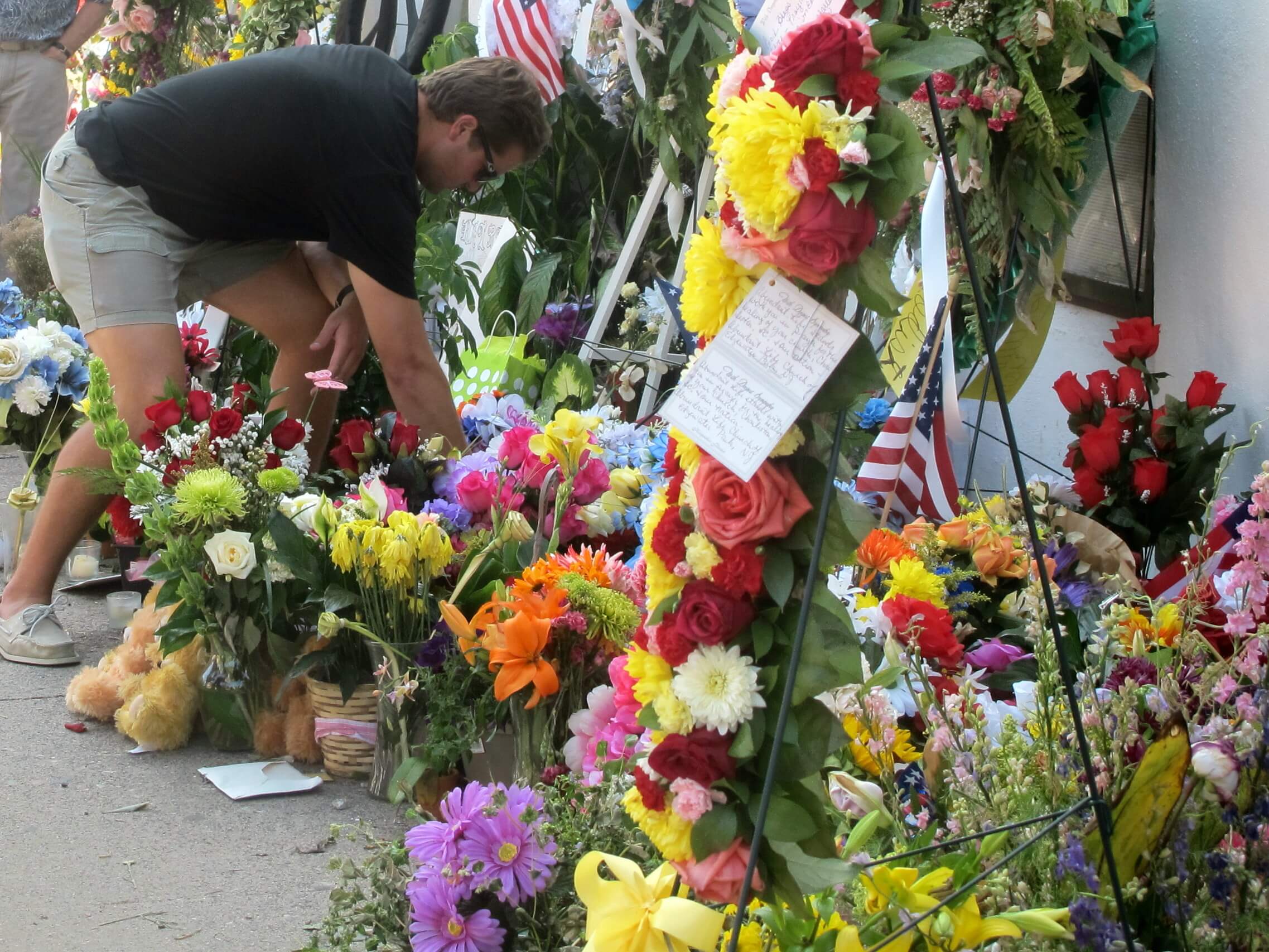 Under en gudstjänst på kvällen den 17 juni gick en 21-årig man in i en kyrka i Charleston, South Carolina, och öppnade eld. 9 personer dödades i dådet som utfördes med rasistiska motiv. Under en gudstjänst på kvällen den 17 juni gick en 21-årig man in i en kyrka i Charleston, South Carolina, och öppnade eld. 9 personer dödades i dådet som utfördes med rasistiska motiv.
