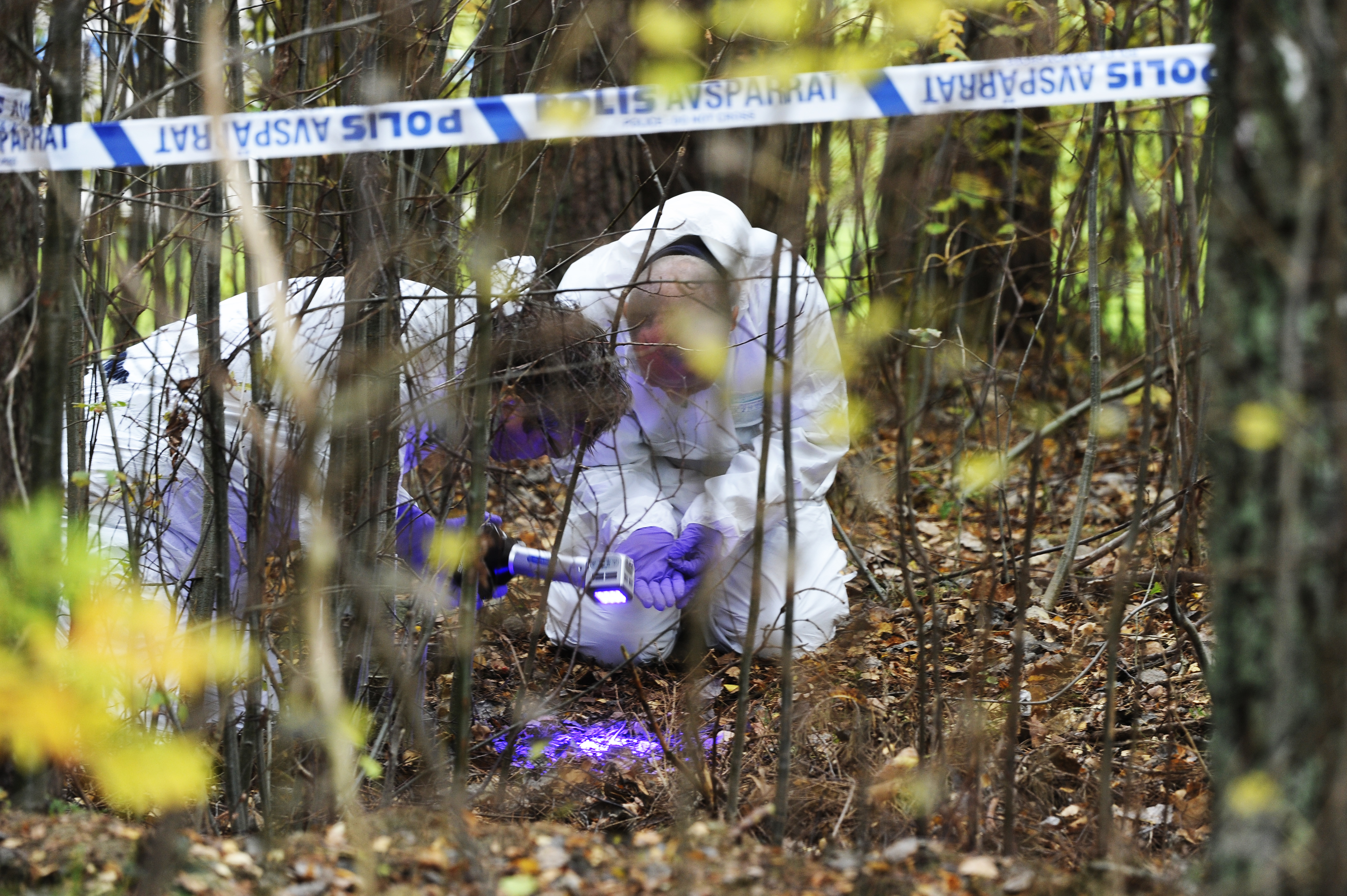 Polisens tekniker söker igenom platsen där fyraåringen hittades död på söndagskvällen.    