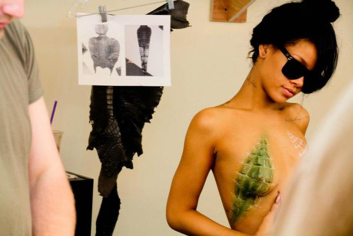 Nu visar Rihanna upp sin förvandling till reptil på Facebook - se alla bilderna här.