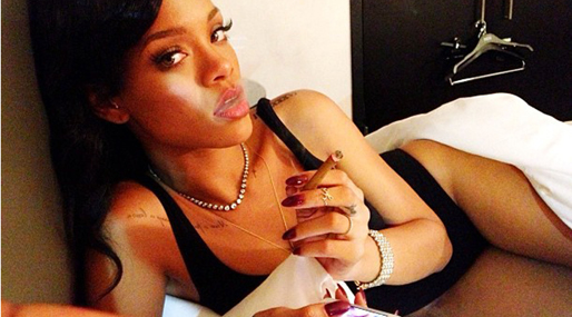 Sångerskan Rihanna hamnade mitt i en nakenskandal år 2009. Då läckte det ut nakenbilder på stjärnan. Enligt rykten ska bilderna ha läckts av hennes pojkvän Chris Brown. Sångerskan Rihanna hamnade mitt i en nakenskandal år 2009. Då läckte det ut nakenbilder på stjärnan. Enligt rykten ska bilderna ha läckts av hennes pojkvän Chris Brown.