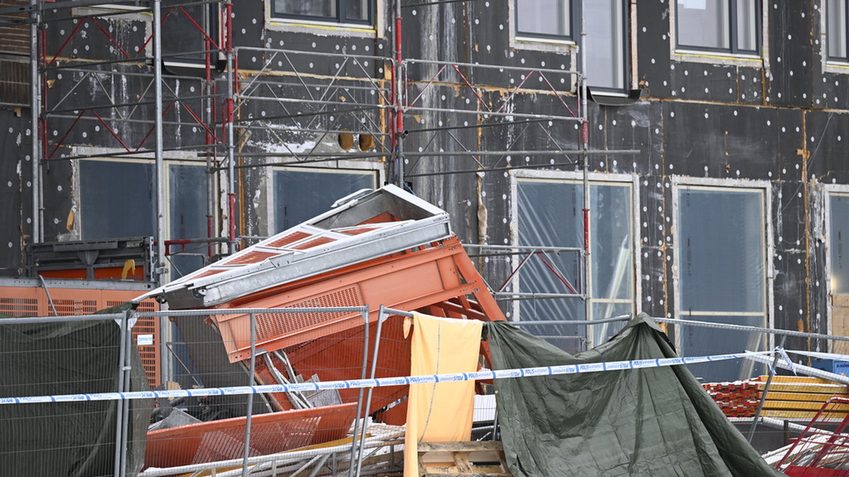 En bygghiss rasade från 20 meters höjd i Sundbyberg i måndags. Fem personer omkom.