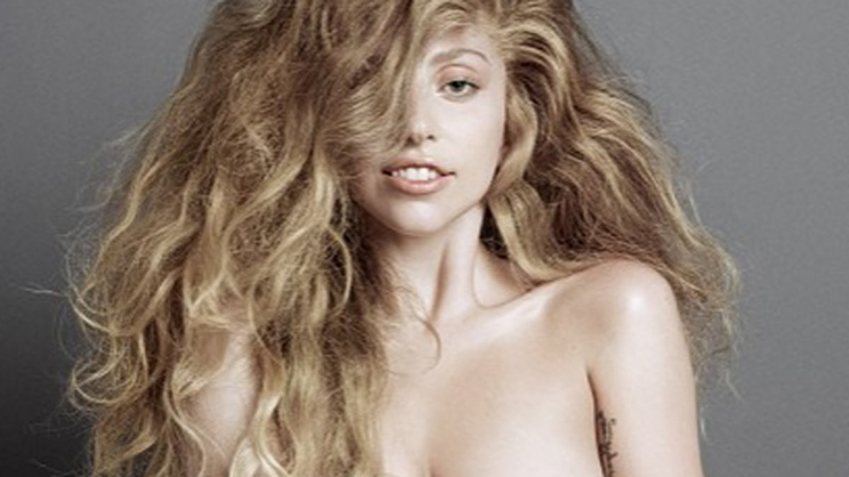 Lady Gaga i en utmanande pose för tidningen V. 