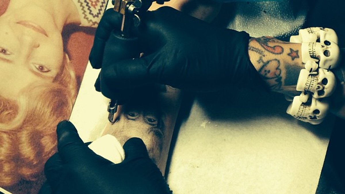 Här får Miley sin nya tatuering gjord. 