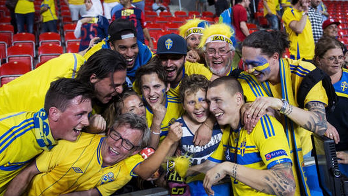 Här firar han med glada svenskar under U21-EM i Tjeckien. 