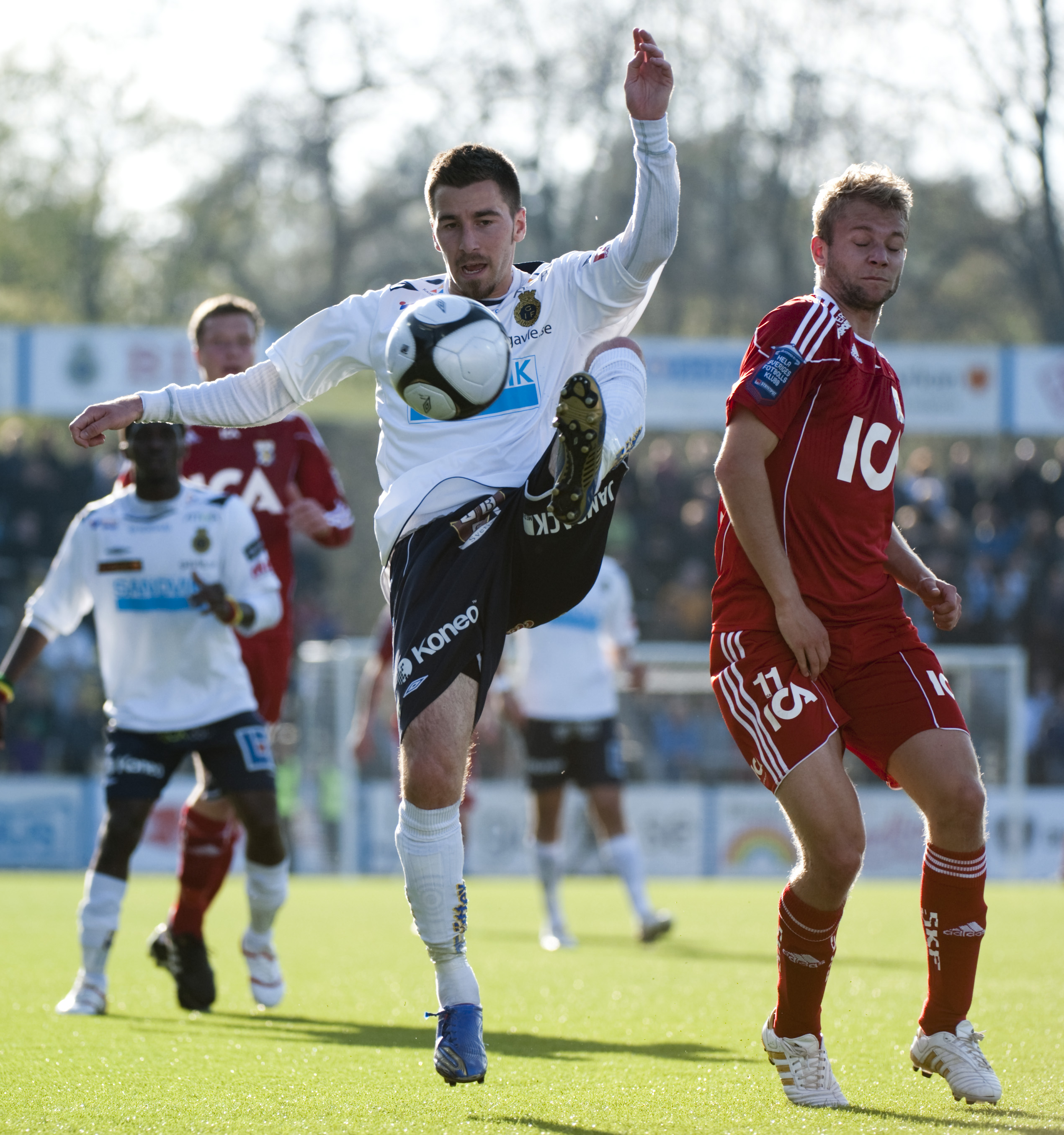 4. Sebastian Senatore, vänsterback. Betyg: 2/5. Fick förra säsongen förstörd av skador, blev bara två matcher i allsvenskan då. Konkurrerar med finske Jens Portin om vänsterbacksplatsen. 4. Sebastian Senatore, vänsterback. Betyg: 2/5. Fick förra säsongen förstörd av skador, blev bara två matcher i allsvenskan då. Konkurrerar med finske Jens Portin om vänsterbacksplatsen.