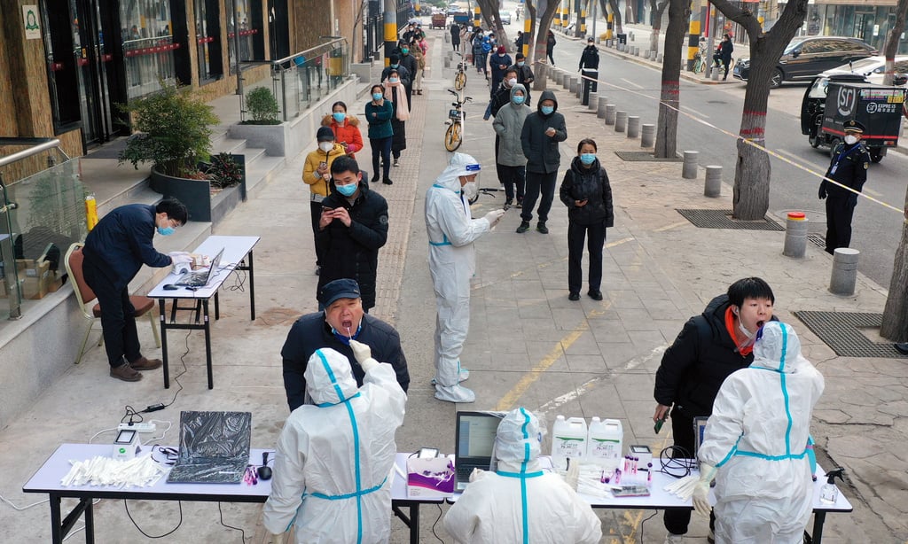 Masstestning av covid-19 i staden Xian. Nu har coronaviruset upptäckts även i en miljonstad i södra Kina.