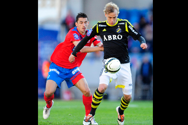 Pontus Engblom rundade nästan Per Hansson i Helsingborgs mål i första halvlek.
