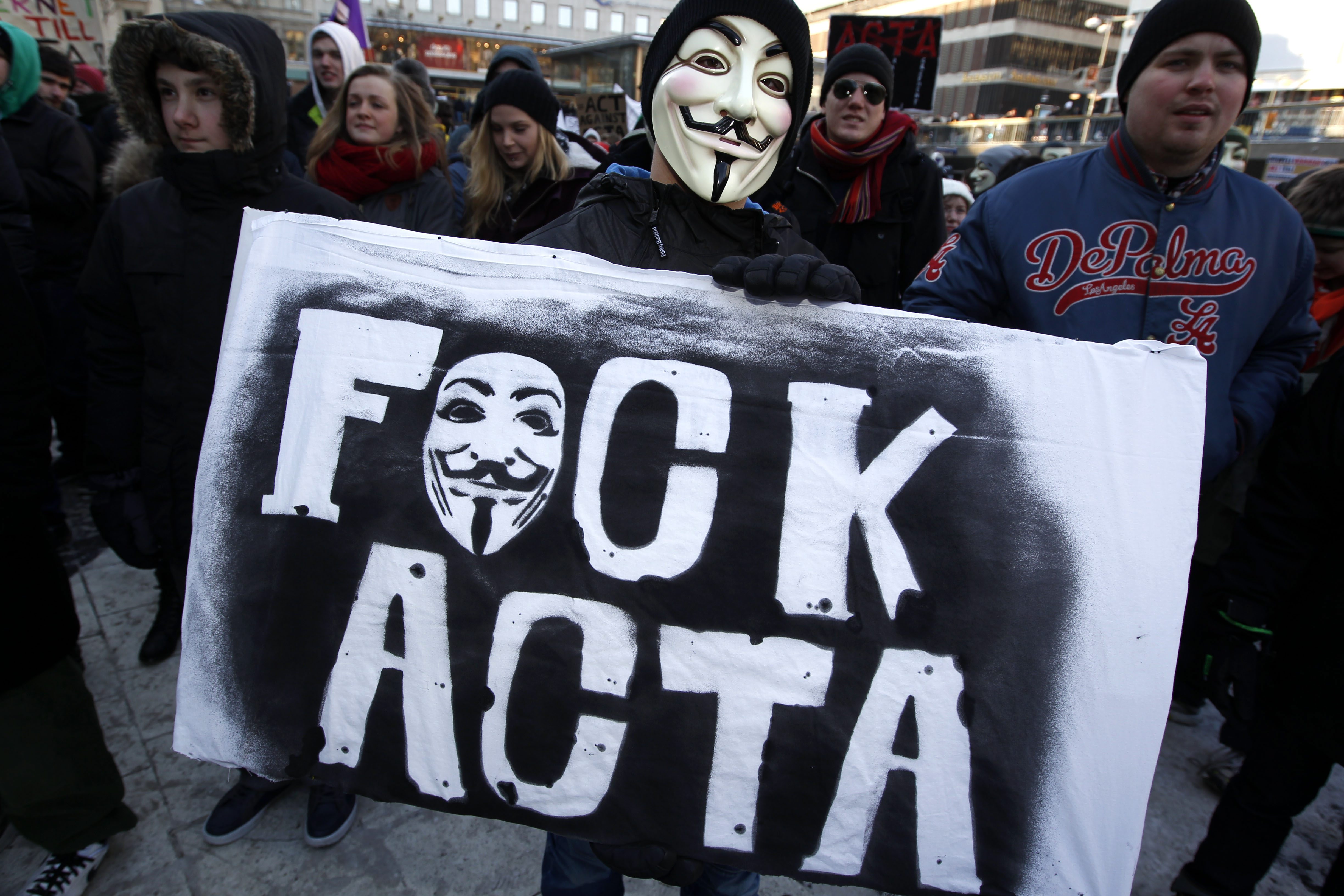 Demonstration mot Acta på Sergels torg i Stockholm. Nu har EU-kommissionen skickat förslaget till domstol.
