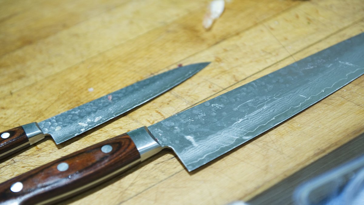 Sjuåringen attackerade personal med en kökskniv.