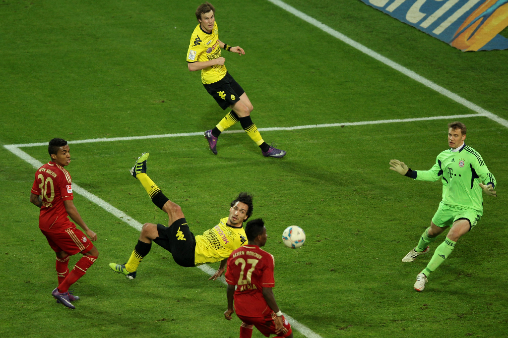 Med fyra matcher kvar leder Dortmund med 6 poäng och Med fyra matcher kvar leder Dortmund med 6 poäng och