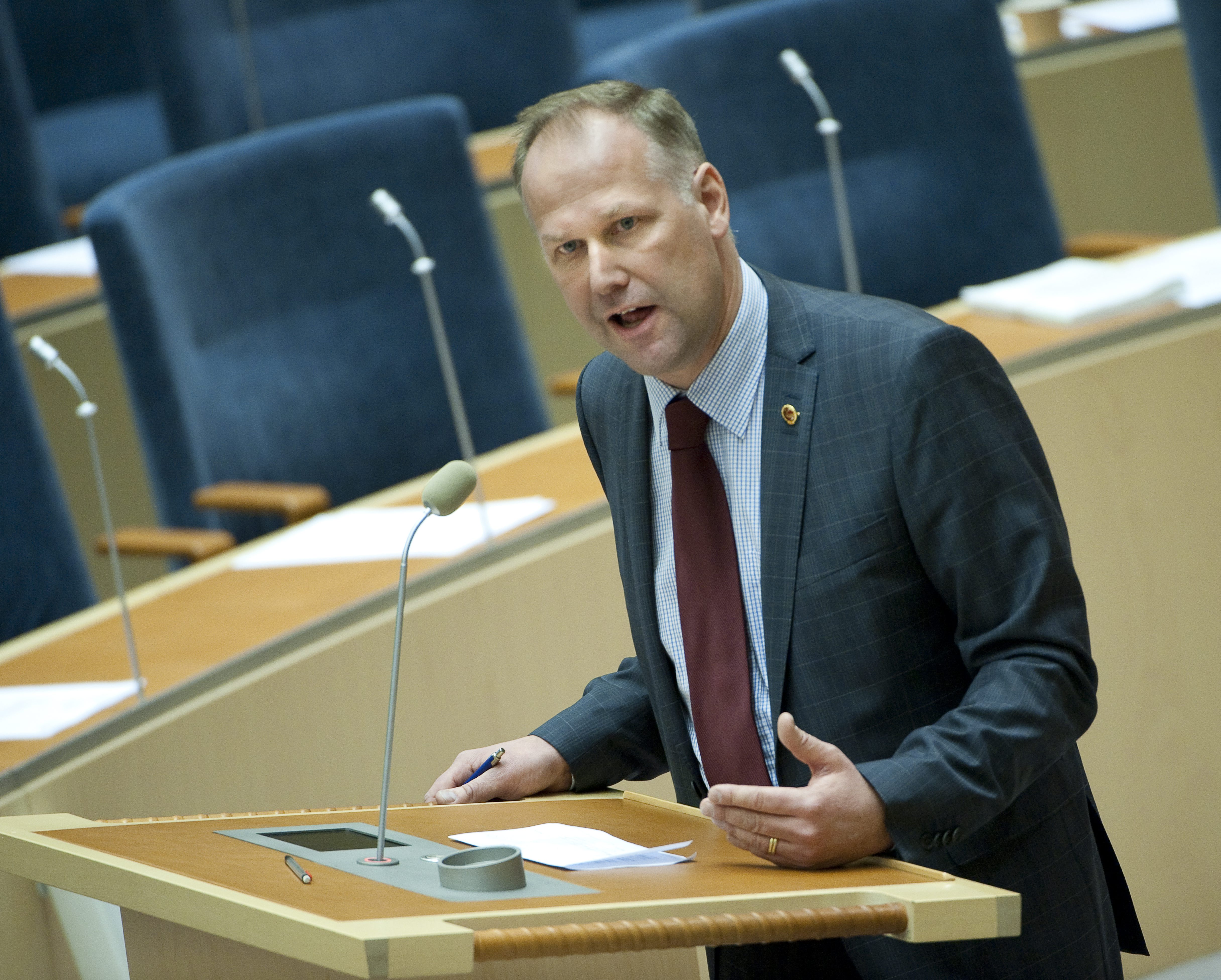 Vänsterpartiets nye ledare Jonas Sjöstedt är kritisk till de höga arvodena. Hans parti har nu en obligatorisk partiskatt vilket gör att ledamöterna maximalt kan ta ut 27 500 kronor och skänka resten till partikassan.