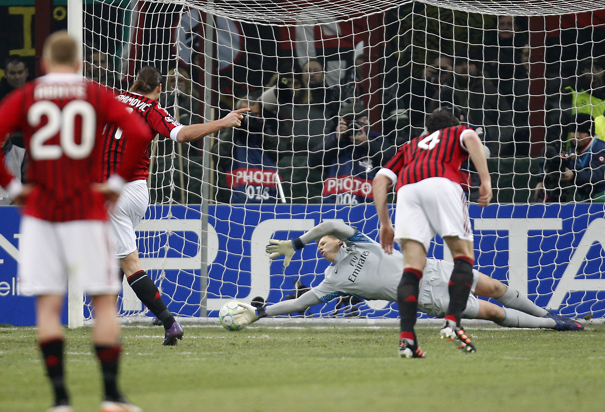 Och Zlatan snurrade upp Johan Djourou fälldes och satte ditt straffen själv. Och Zlatan snurrade upp Johan Djourou fälldes och satte ditt straffen själv.
