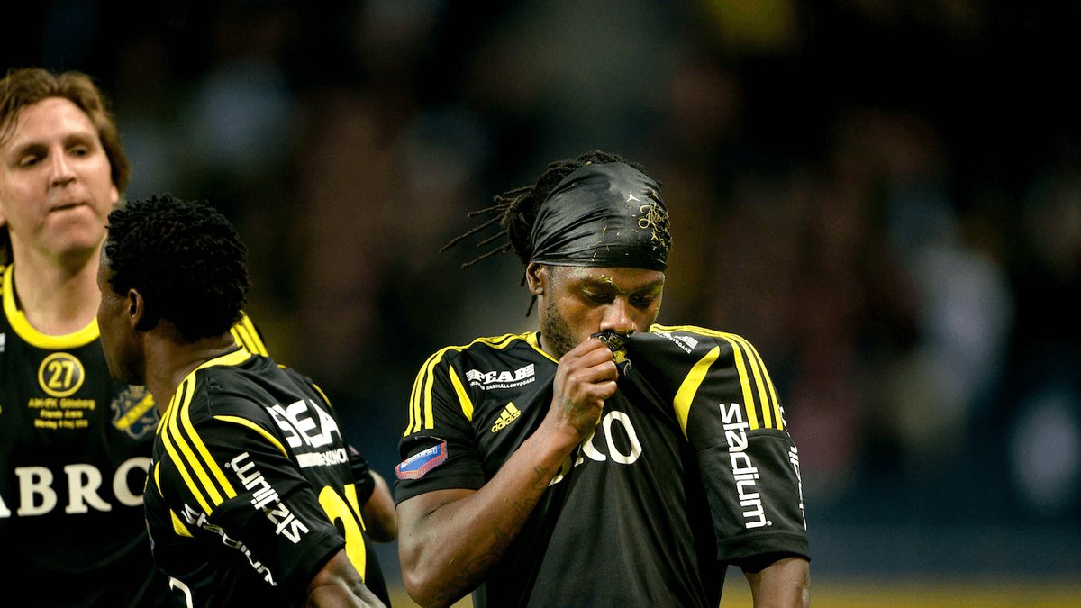 Martin Mutumba kyssar #27 på AIK:s tröja.