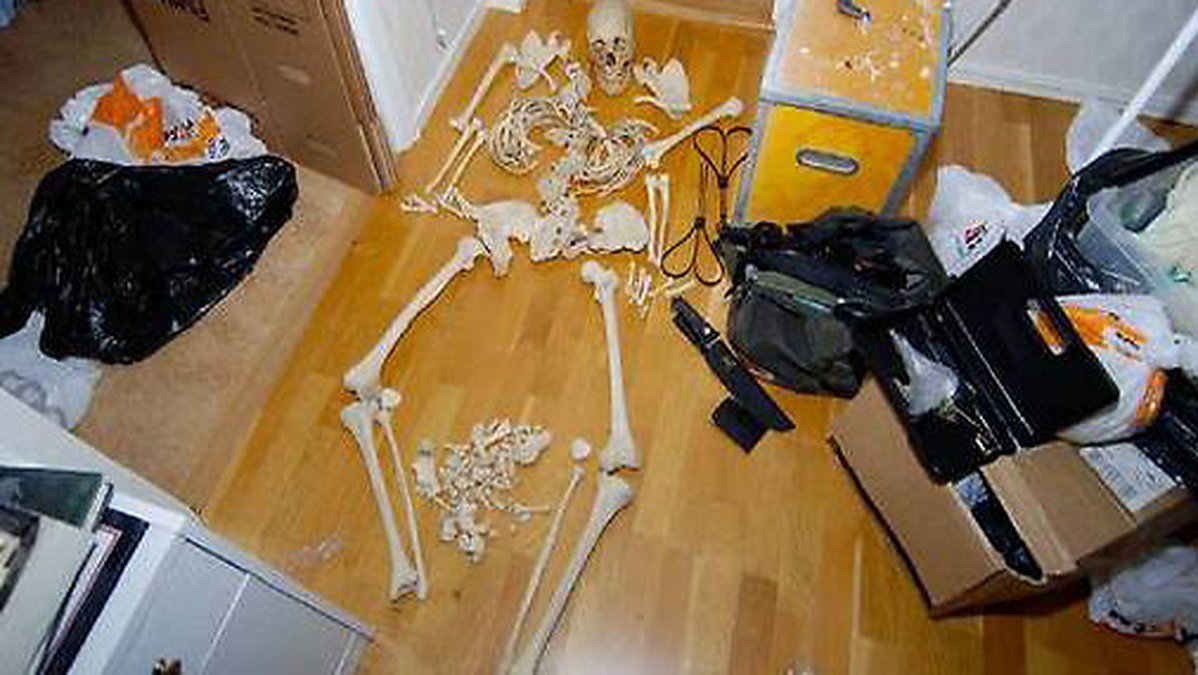 I hennes lägenhet hittades över 100 skelettdelar.
