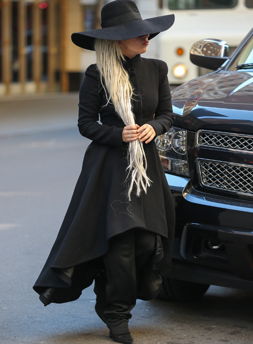 Lady Gaga ser mystisk ut i New York. Lady Gaga ser mystisk ut i New York.