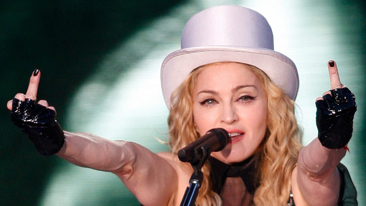 5. (15) Madonna
Det spelar ingen roll hur mycket och malligt flera rappare skryter. Det finns ingen innan Madonna som har rappat om att ha tre barnflickor, en trädgårdsmästare och en stylist. "American Life" från 2003 är totalt banal och suger. 