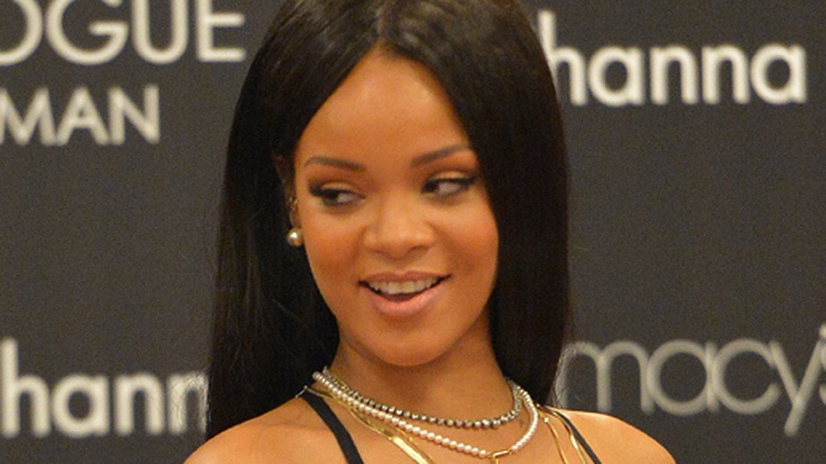 Rihanna visar några av sina tatueringar på röda mattan. 