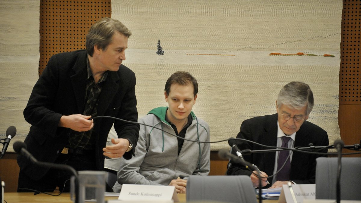 Sunde i rätten 2009 tillsammans med Carl Lundström (som också dömdes) och advokaten Peter Althin.