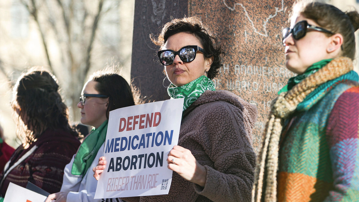 Demonstranten Lindsay London utanför den federala domstolen i Amarillo, Texas i mars, där ett domslut nu satt stopp för abortläkemedlet mifepriston.